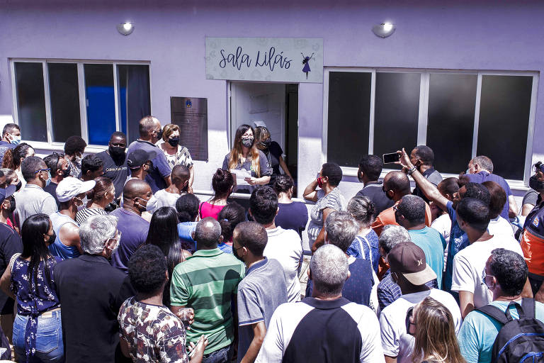 Familiares das vítimas da tragédia no Morro da Oficina aguardam a liberação dos corpos no IML de Petrópolis