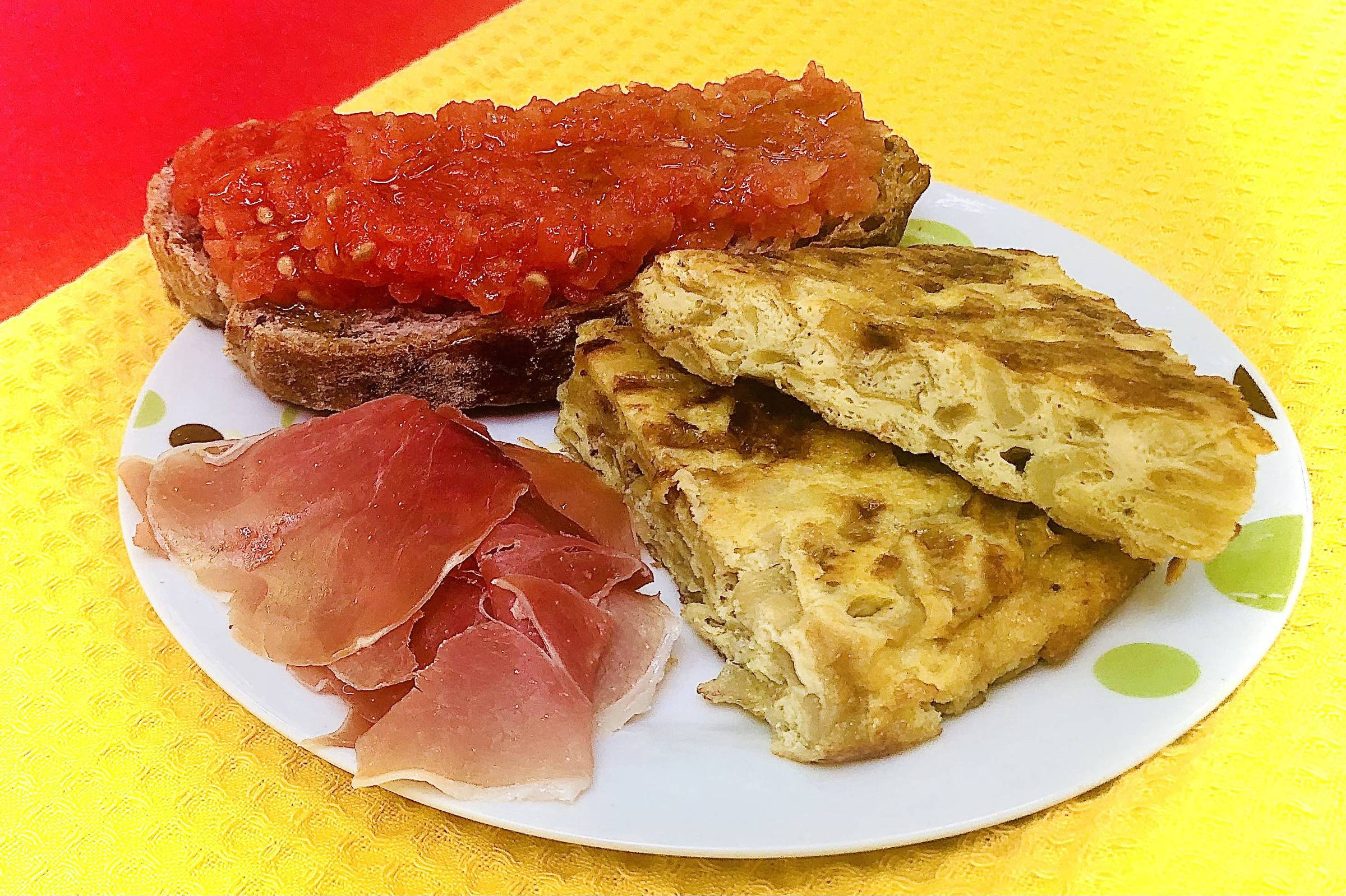 Pegando Um Pedaço De Omelete Espanhol Com Um Garfo. Foto de Stock