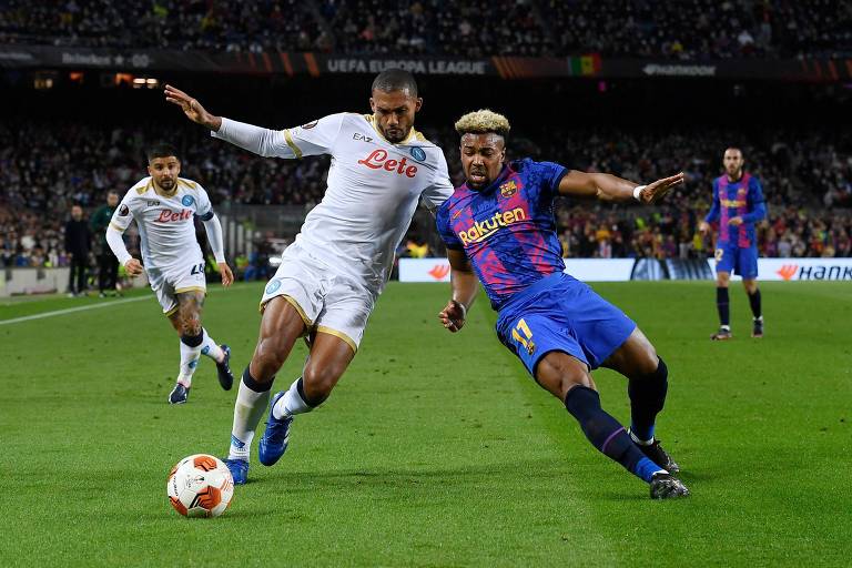 Traoré, do Barcelona, disputa a bola com Juan Jesus, do Napoli, no Camp Nou