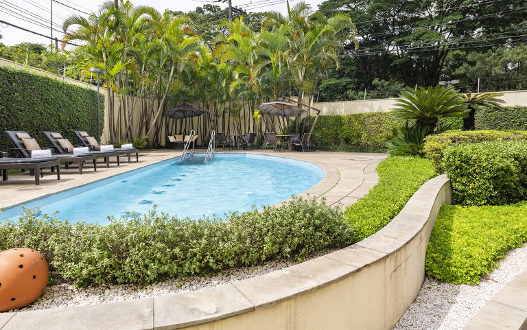 Ambiente externo com piscina do hotel Blue Tree Towers Anália Franco