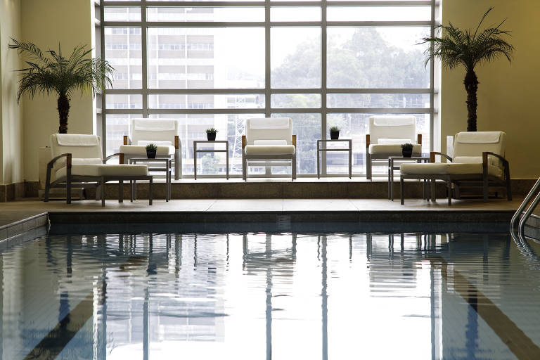 Ambiente interno com piscina do hotel Grand Hyatt São Paulo