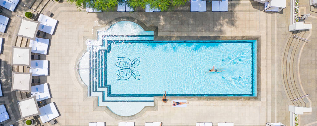 Ambiente externo com piscina do hotel Palácio Tangará