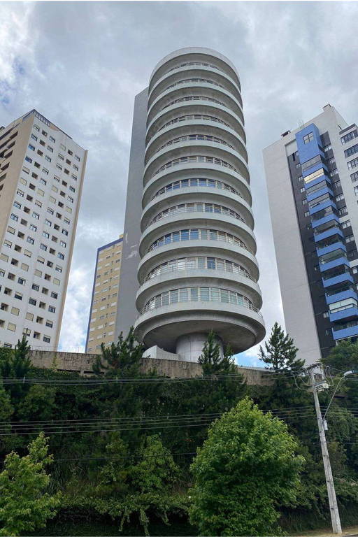 Veja fotos do 'prédio que gira' de Curitiba