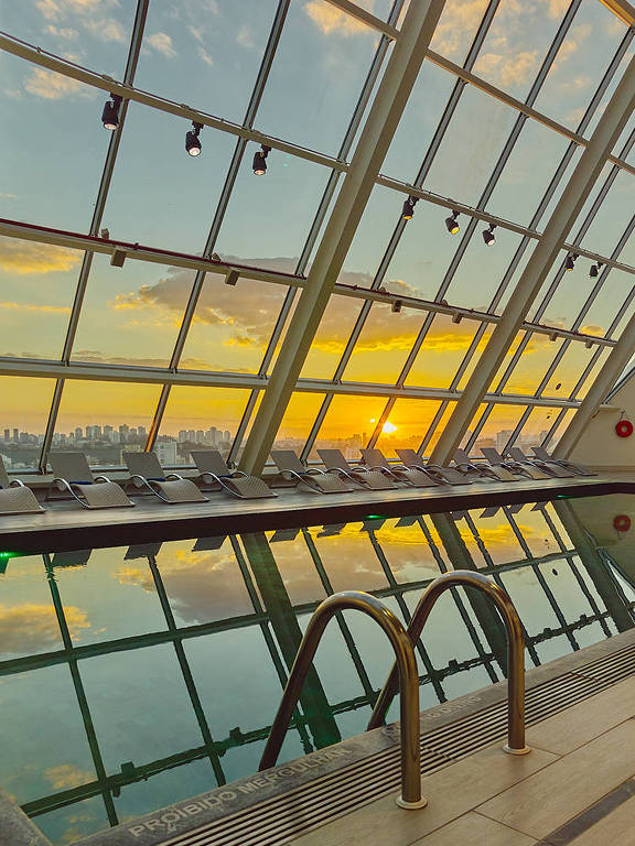 Ambiente interno com piscina coberta do hotel Hilton São Paulo Morumbi