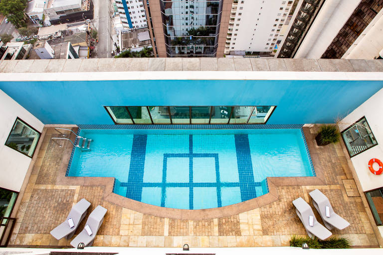 Ambiente externo com piscina do hotel INNSiDE by Meliã São Paulo Iguatemi