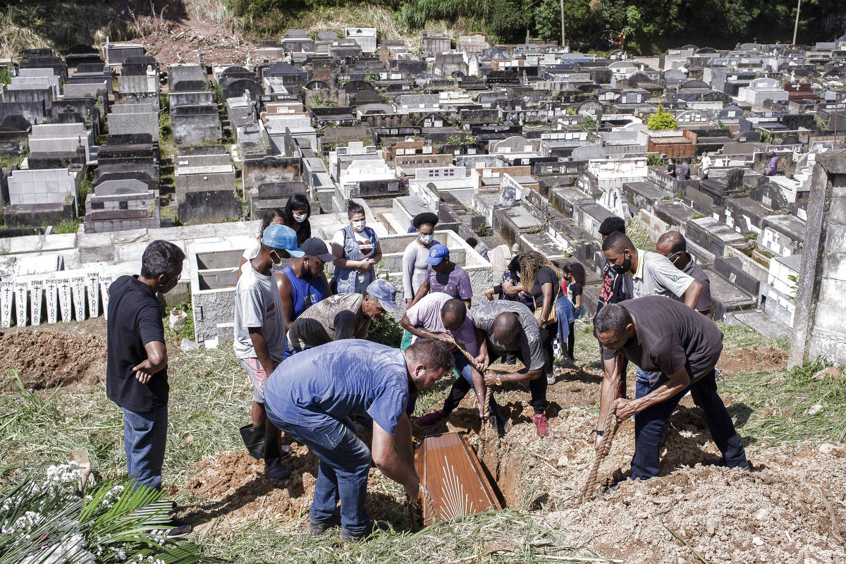 Cemitério De Petrópolis Abre Novas Covas Rasas, E Mãe E Crianças São ...