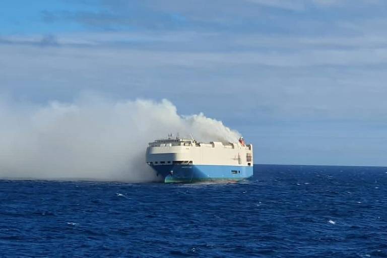 Navio Felicity Ace pega fogo próximo ao arquipélago de Açores, é abandonado pela tripulação e fica à deriva