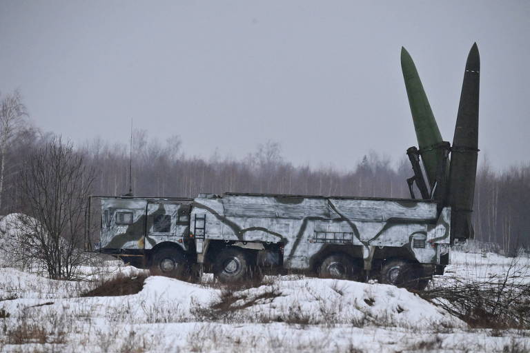 Um lançador russo com dois mísseis balísticos de curto alcance e capacidade nuclear Iskander-M em treino em Mogilev, Belarus

