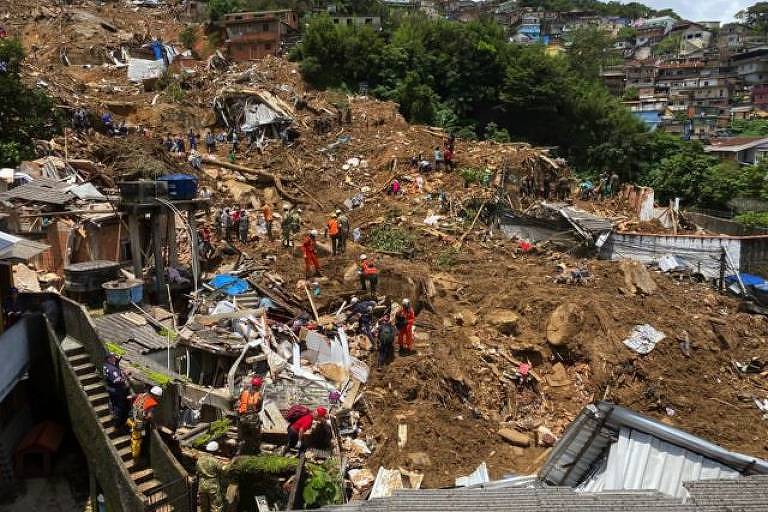 Imagem panorâmica mostra escombros após tragédia em Petrópolis