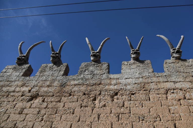 Casa com esculturas de demônios assusta cidade boliviana