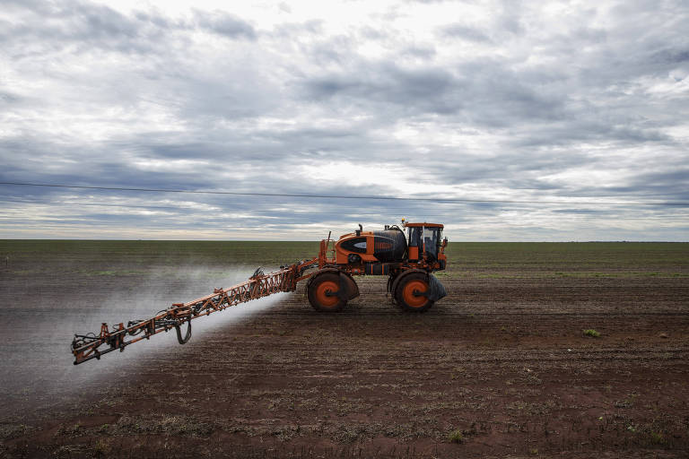 Maquina agrícola lança agrotóxico em uma plantação na Chapada dos Parecis, em Mato Grosso  