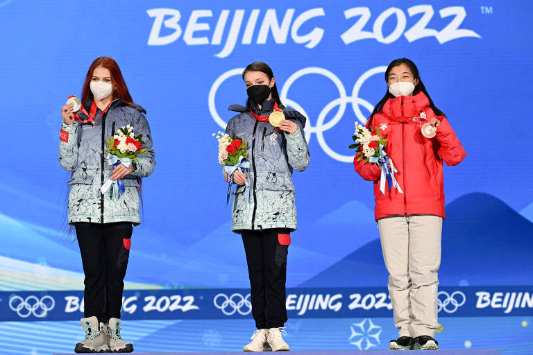 Anna Shcherbakova (centro), ouro; Alexandra Trusova (esq.), prata; e Sakamoto Kaori, bronze, recebem suas medalhas
