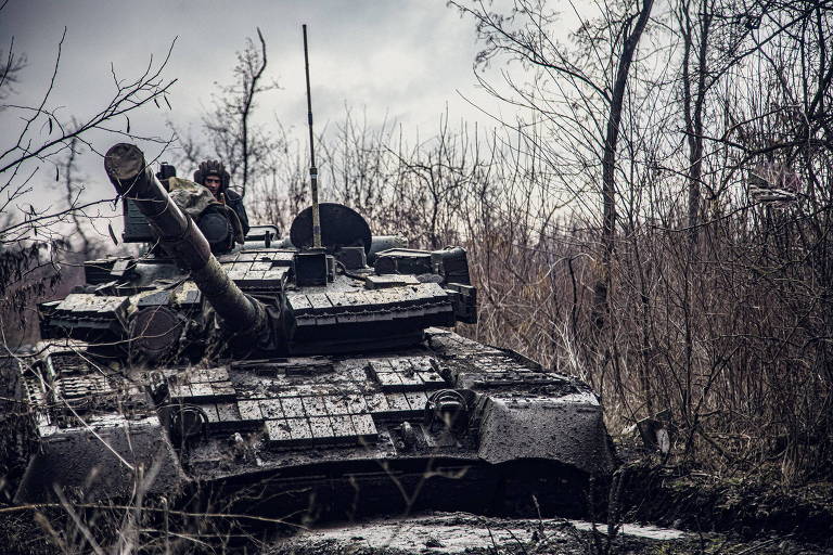 Tanque da Ucrânia realiza exercícios em área não informada do país