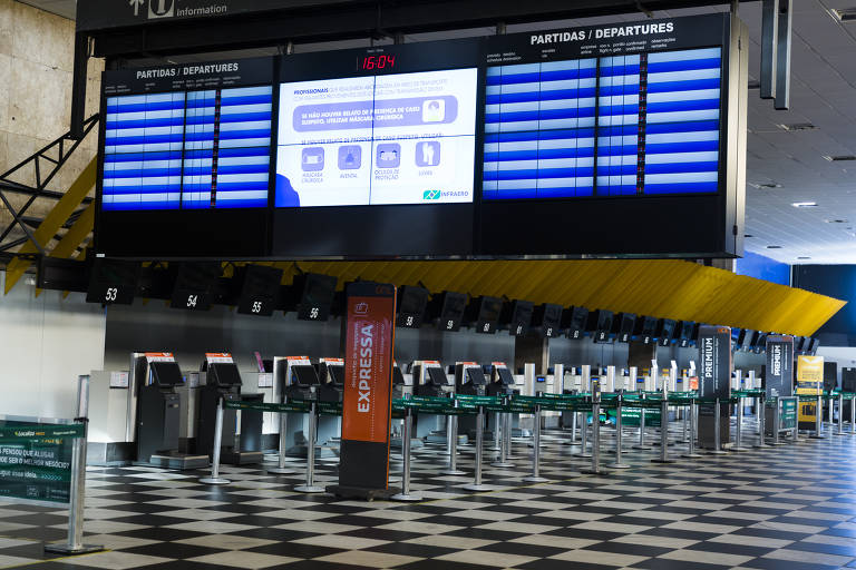 Terminal de embarque do aeroporto de Congonhas, em São Paulo, vazio