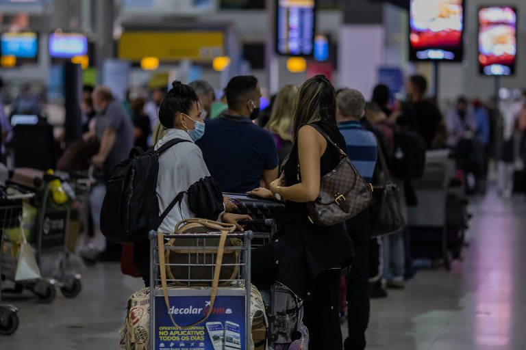 imagem mostra passageiros em aeroporto