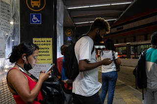 Trabalhadores da periferia representam 1/4 dos roubos de celular em SP