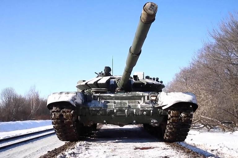 Tanque russo deixa área de exercícios conjuntos com Belarus, temidos pelo Ocidente como prenúncio de uma invasão da Ucrânia