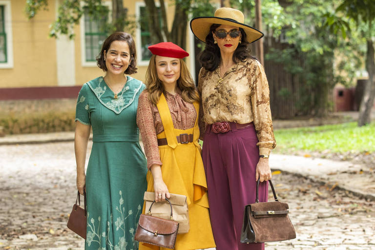    Heloísa (Paloma Duarte), Isadora (Larissa Manoela) e Violeta (Malu Galli)