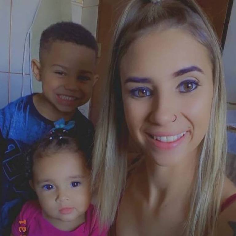 Selfie de mulher loira com duas crianças pequenas