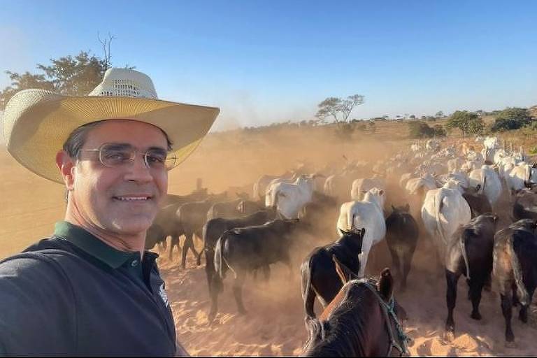 Vice-governador Rodrigo Garcia (DEM) montado a cavalo e em frente a boiada