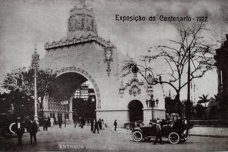 O enorme portão de entrada para a Exposição do Centenário na avenida Rio Branco