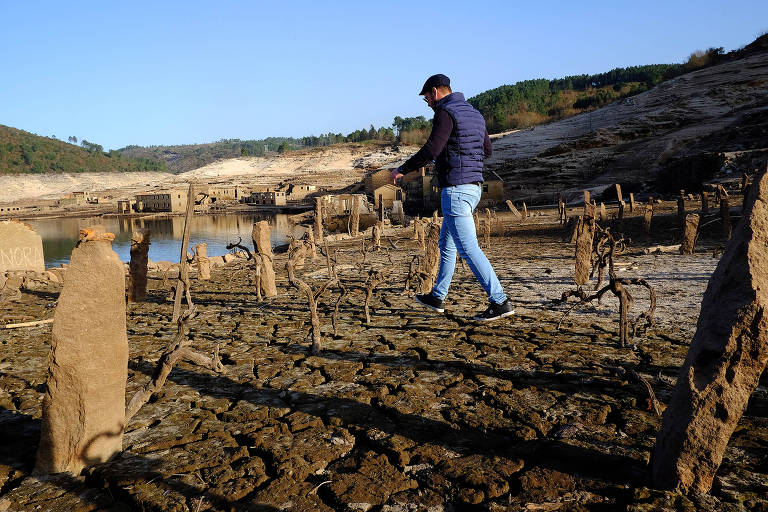 Reservatório da barragem do Alto do Lindoso, no rio Lima, revela antiga aldeira submersa devido à seca