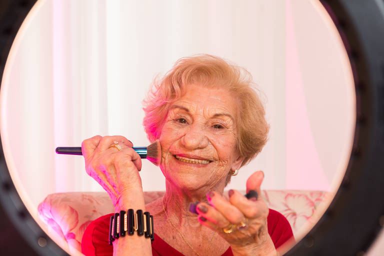 Cora mostra como faz sua maquiagem nas redes e publica também imagens em que está de lingerie