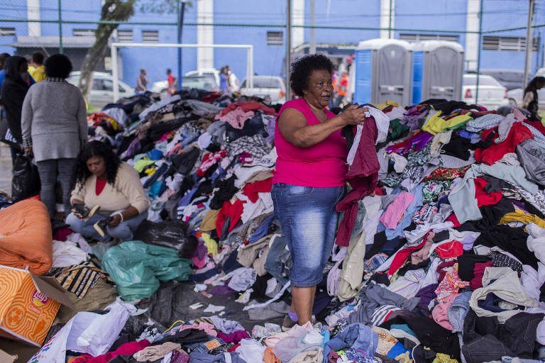 Justiça manda incinerar roupas e sapatos deixados em praça de Petrópolis