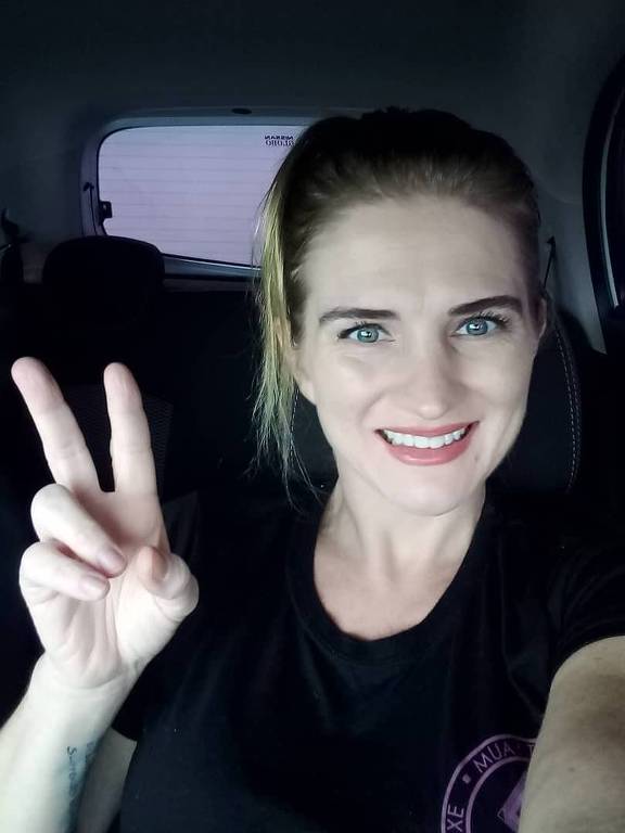 selfie de mulher loira de blusa preta em carro