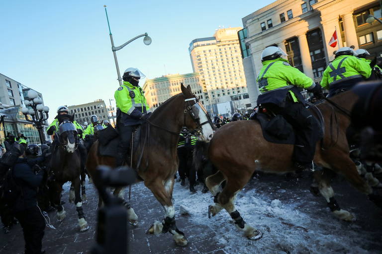 A corporação da cidade teve que enviar agentes a cavalo após manifestantes começarem a agredir os policiais e tentar desarmá-los em meio ao confronto