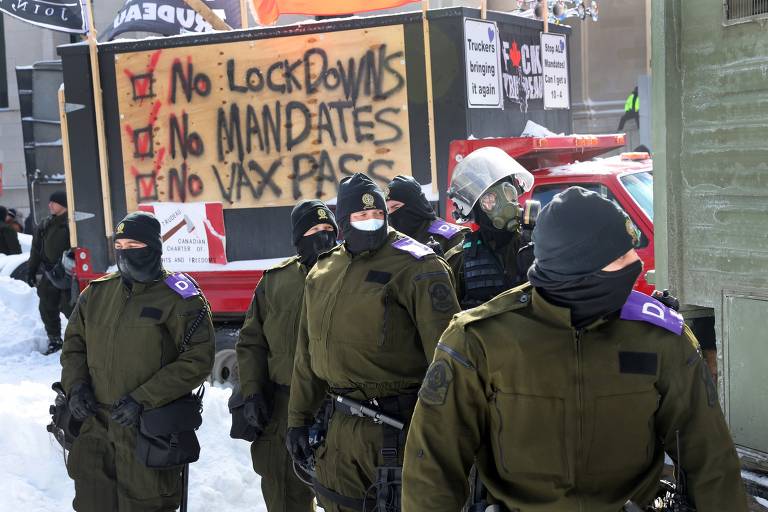 Os bloqueios desafiaram a polícia de Ottawa, que conta com número limitado de agentes, e levantaram críticas da população, insatisfeita com a demora do poder público para controlar a situação e liberar as vias bloqueadas; além disso, houve perdas econômicas na casa de bilhões de dólares