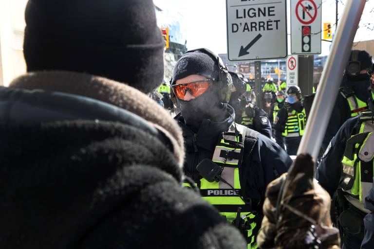 Desde 28 de janeiro, os motoristas, acompanhados por milhares de manifestantes e cerca de 400 veículos, transformaram as ruas ao redor do Parlamento no centro de Ottawa em uma barulhenta área de protesto
