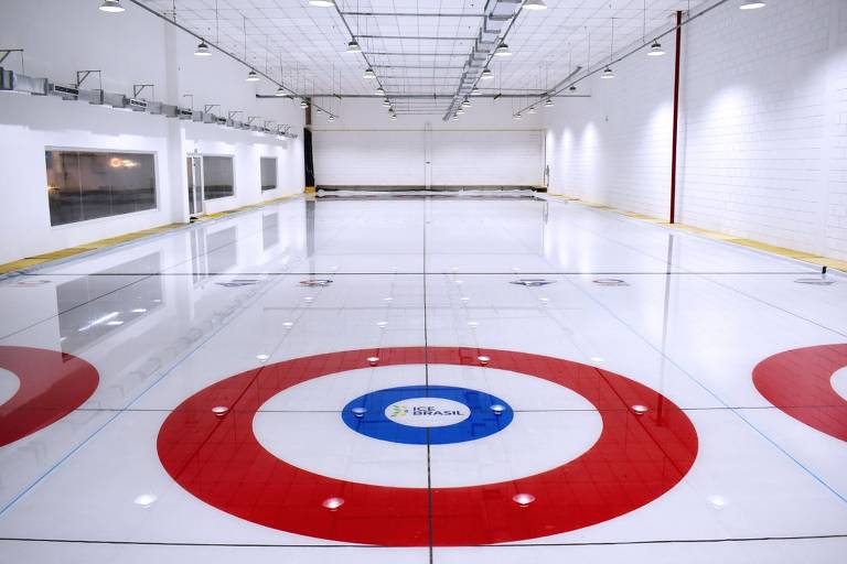 Arena Ice Brasil tem pistas para patinar no gelo e praticar curling em SP