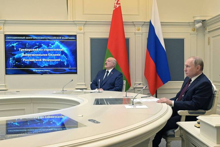 Putin e Lukachenko acompanham lançamentos de mísseis em exercício estratégico russo, no Kremlin
