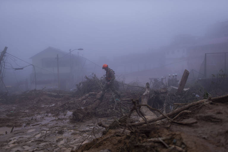 Bombeiro observa a destruição provocada pela chuva no bairro Chácara Flora