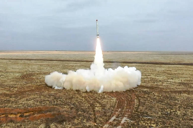 Míssil russo sendo lançado durante exercício militar no dia 19 de fevereiro, antes da invasão russa da Ucrânia
