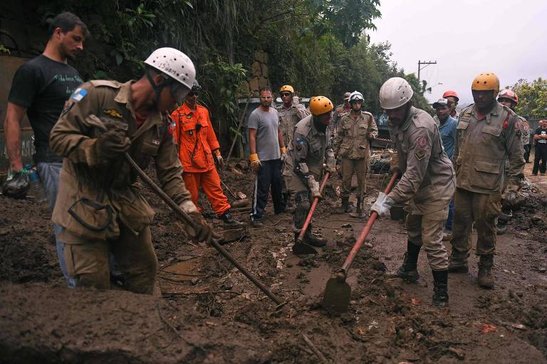 Bombeiros e voluntários atuam em Caxumbu, em Petrópolis