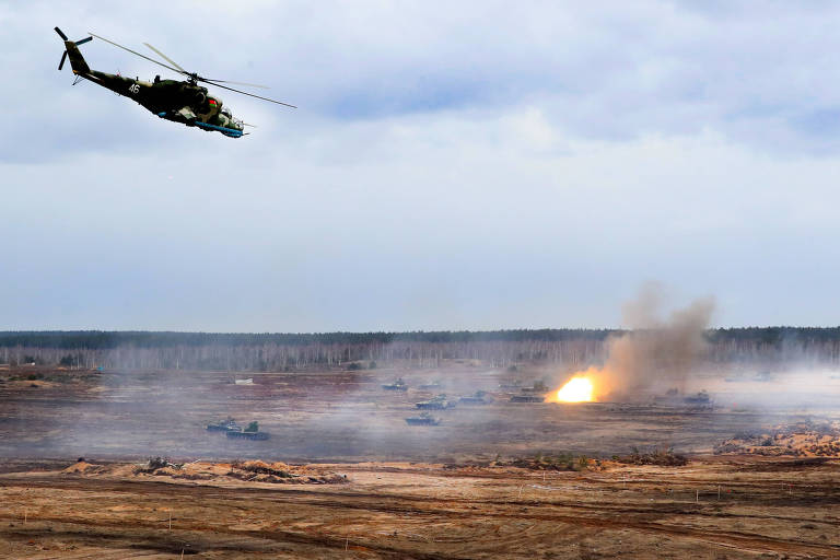 Helicóptero de ataque Mi-24 durante manobras militares da Rússia e da Belarus