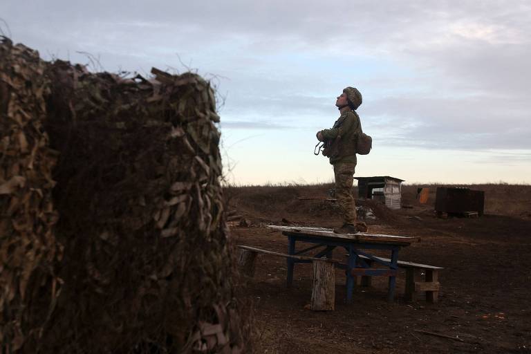 Soldado ucraniano perto da linha de contato entre as forças de Kiev separatistas de Donetsk
