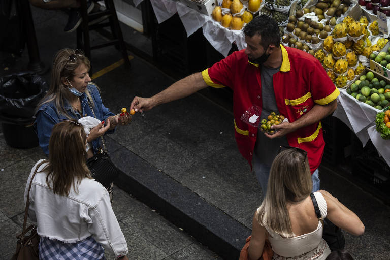 Turistas visitam o Mercado Municipal, o Mercadão, que alvo de polêmicas envolvendo frutas com preços exorbitantes