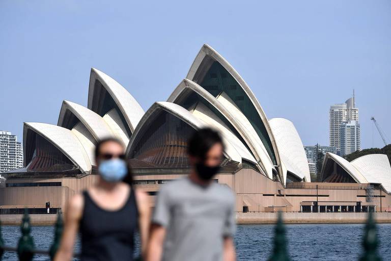 Pessoas usam máscara em Sydney, na Austrália 