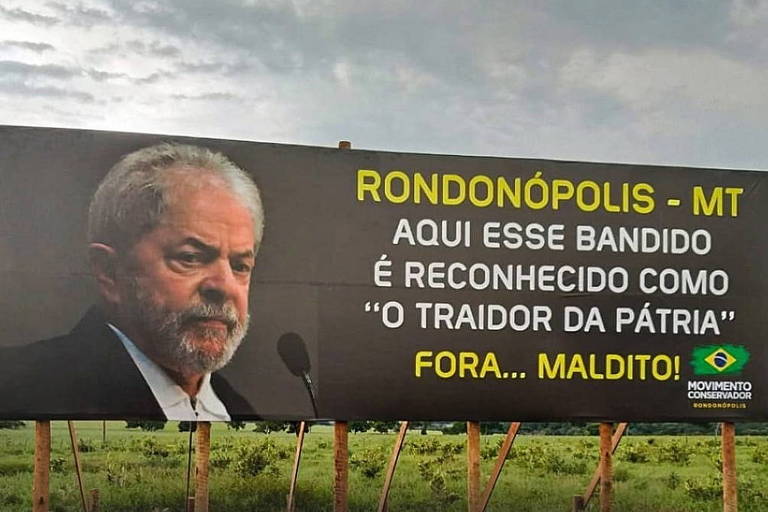 Grupos conservadores de Rondonópolis (MT) instalaram outdoor chamando Lula de traidor e maldito
