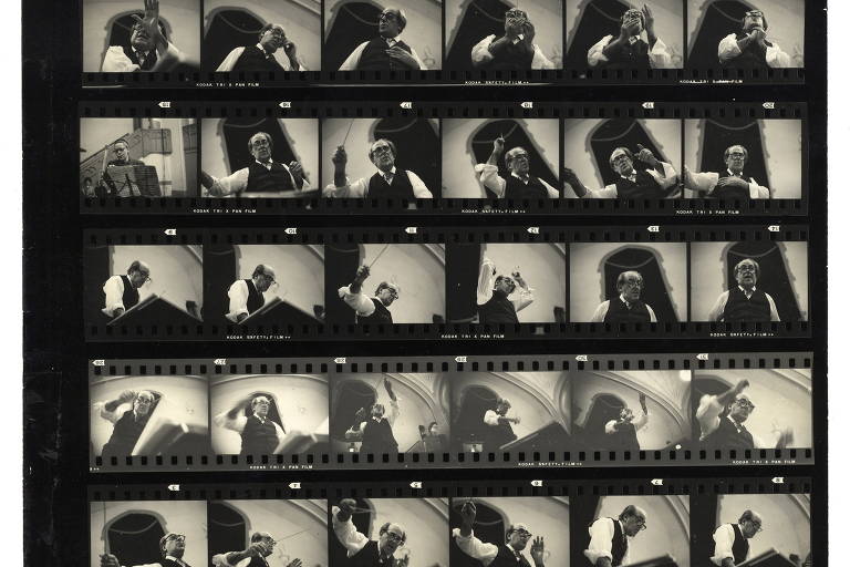 O maestro e compositor Heitor Villa-Lobos rege uma sessão de gravação de ‘Floresta do Amazonas’ na década de 1950