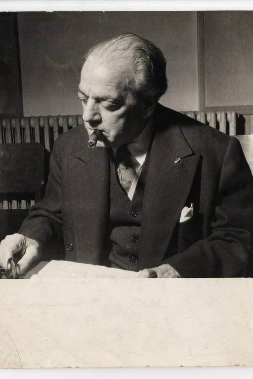 O maestro e compositor Heitor Villa-Lobos em visita à sede da Unesco em Paris, na França, em 15 de junho de 1956 