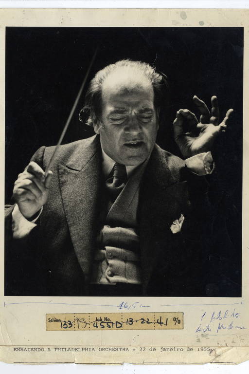 O maestro e compositor Heitor Villa-Lobos rege ensaio com a Orquestra da Filadélfia em 22 de janeiro de 1955 