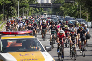 Protesto de Ciclistas: ciclistas seguem pela Marginal Pinheiros (proximo ponte Eusebio Matoso sentido zona sul) durante  protesto pacifico contra violencia no transito e recentes mortes de ciclistas em Sao Paulo e em luto pela morte de colega no domingo passado na rodovia dos Bandeirantes