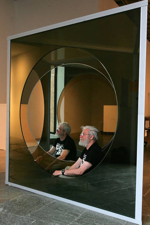 O artista Dan Graham numa de suas instalações no Whitney Museum, em Manhattan, durante uma retrospectiva de sua obra em 2009