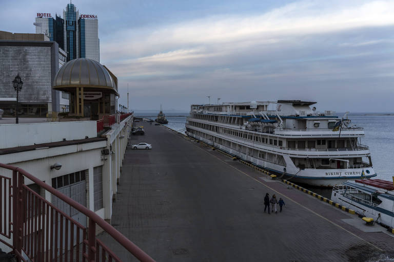 Navio de cruzeiro é visto estacionado no porto de Odessa 