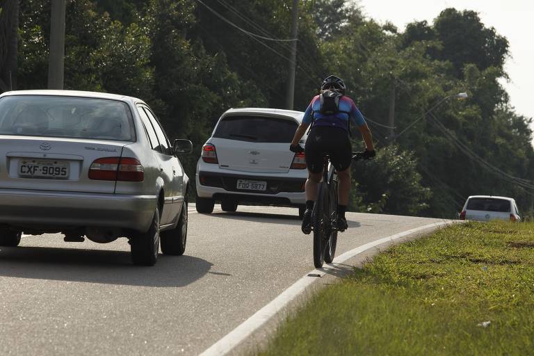 Ciclistas e carros compartilham asfalto na Rota das Frutas