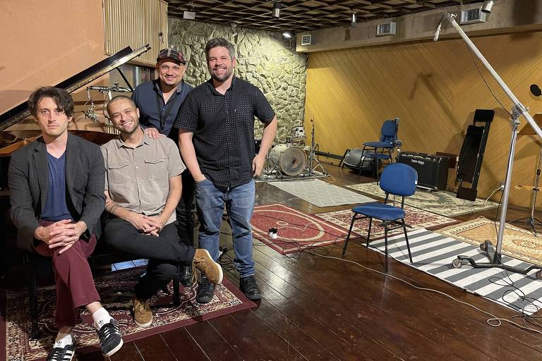 Em foto colorida, o Quarteto Túlio Araújo posa para a câmera dentro de um estúdio